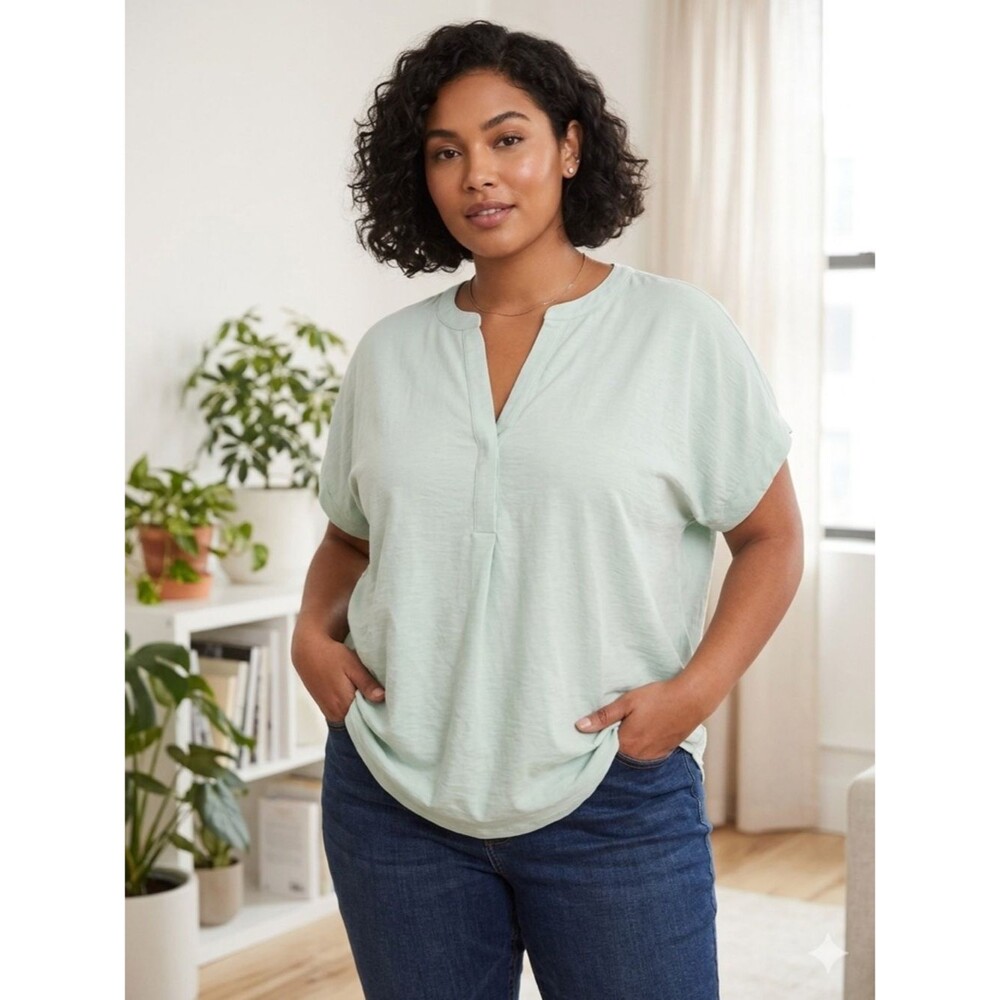 Ava & Viv Split V-Neck Tunic Top in Light Mint